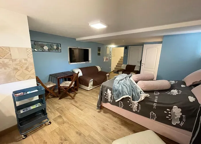 Pod Room, Free Parking *