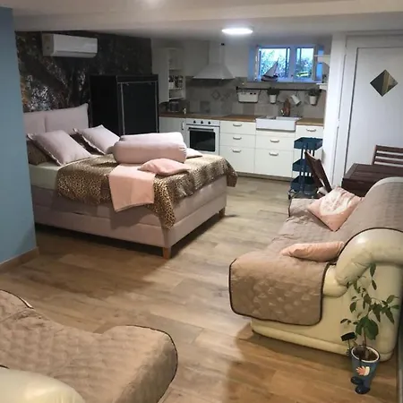 Pod Room, Free Parking