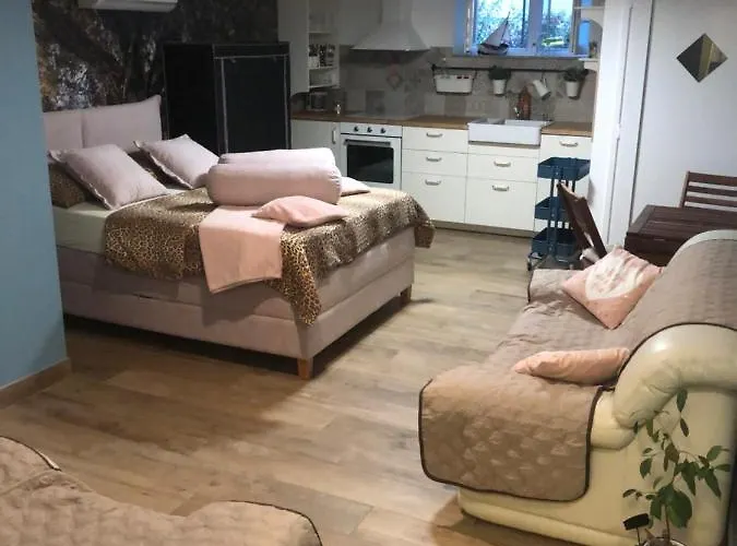 Pod Room, Free Parking